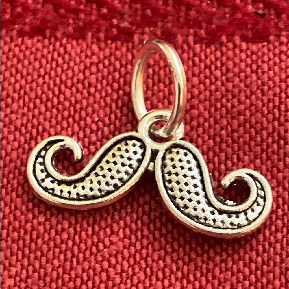 5/$10❤️❤️❤️NEW TIBETAN SILVER MUSTACHE CHARM PENDANT